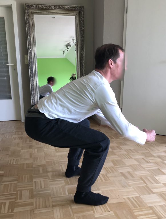 Eine Übung in der Physiotherapie und Osteopathie für Kraft im Po und Oberschenkel
